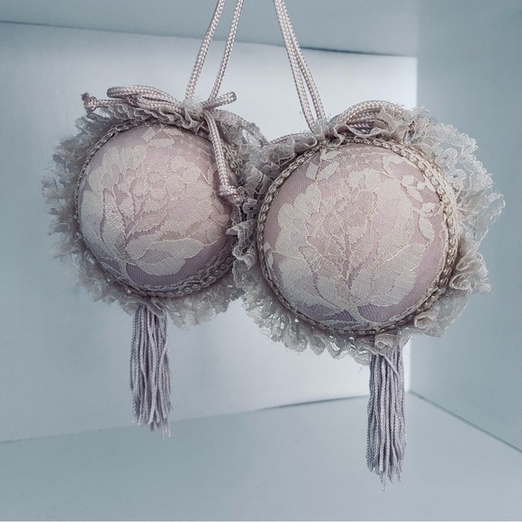 Vintage Victorian Look Louis Nichole 1980’s
Christmas Ball Ornament Set of 2. - Picture 4 of 16